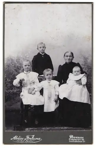 Fotografie Atelier Fortuna, Potsdam, Waisenstrasse 58, Grossmutter mit vier Kindern in Sonntagskleid