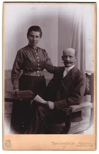 Fotografie Photograph Atelier, Potsdam, Brandenburgerstrasse 30, Portrait von Paar, Mann mit Glatze und Bart