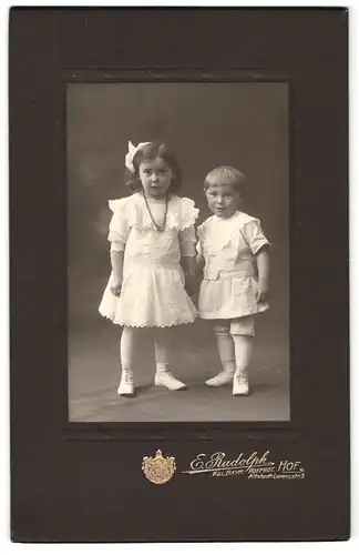 Fotografie E. Rudolph, Hof, Altstadt-Lorenzstrasse 3, Zwei Kinder händchenhaltend in heller Kleidung