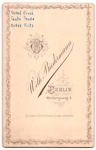 Fotografie Wilh. Biedermann, Berlin, Weinbergsweg 4, Drei Kinder in dunkler Kleidung mit erstaunten Blicken