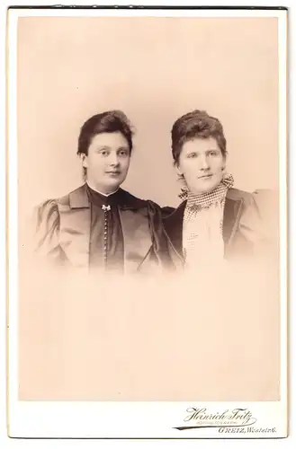 Fotografie Heinrich Fritz, Greiz, Weststrasse 6, Zwei hübsche Damen in vertrauter Pose