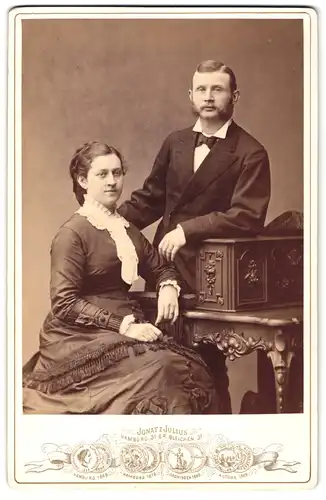 Fotografie Ignatz Julius, Hamburg, Grosse Bleichen 31, Portrait eines Paares, Mann mit Backenbart