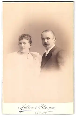 Fotografie Müller und Pilgram, Leipzig, Löhrstrasse 11, Portrait von Paar, Mann mit schicken Bart