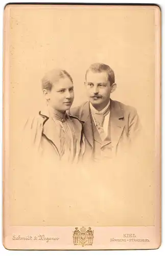 Fotografie Schmidt und Wegener, Kiel, Dänische-Strasse 35, Portrait von Paar mit sanften Blicken