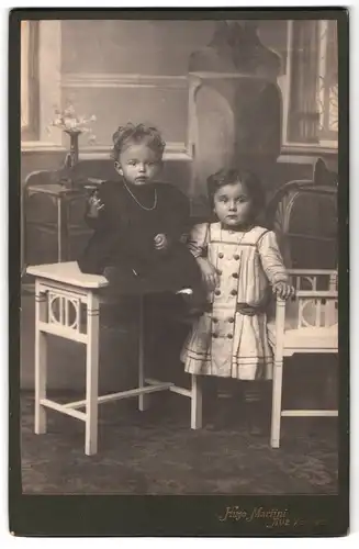 Fotografie Hugo Martini, Aue im Erzgebirge, Zwei junge Kinder mit Halsketten