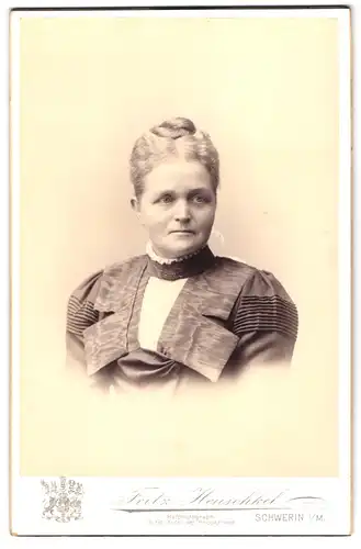 Fotografie Fritz Heuschkel, Schwerin i. M., Wismarsche Strasse 26, Portrait von Frau mit leichten Falten
