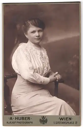 Fotografie A. Huber, Wien, Stefansplatz 2, Junge hübsche Frau im weissen Kleid