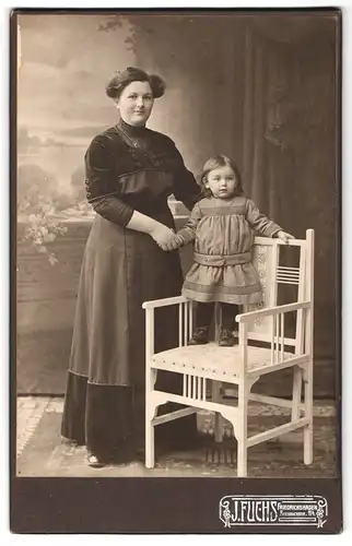 Fotografie J. Fuchs, Friedrichshagen, Friedrichstrasse 114, Frau mit Kind, Kind stehend auf Stuhl