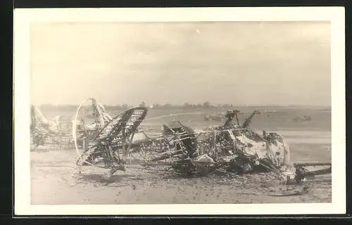 Foto-AK Überreste eines Flugzeuges