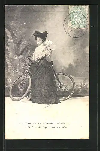 AK Junge Dame mit einem Fahrrad