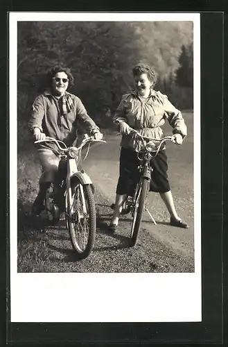 Foto-AK Zwei Frauen auf Fahrrädern auf einer Landstrasse