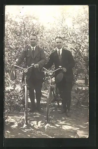 Foto-AK Zwei Herren mit Fahrrädern im Park