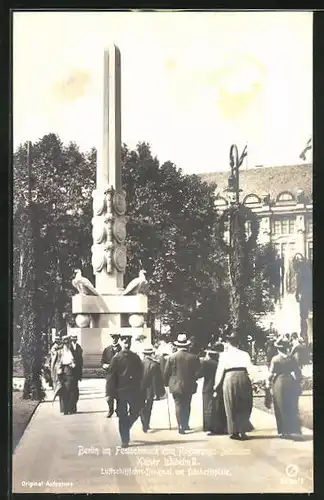 AK Berlin, Festschmuck zum Regierungsjubiläum Kaiser Wilhelm II. am Luftschiff-Denkmal auf dem Dönhoffplatz