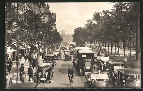 AK Berlin, Unter den Linden mit Passanten