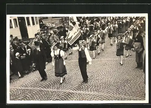 Foto-AK Chaux-de-Fonds, Strassenumzug mit Kindern