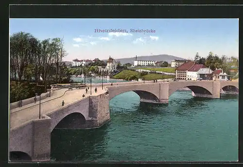 AK Rheinfelden, Rheinbrücke mit Passanten