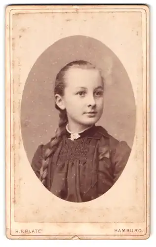 Fotografie H. F. Plate, Hamburg, Gr. Bleichen 46, Portrait niedliches Mädchen mit hübschem Flechtzopf