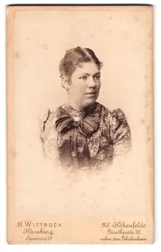 Fotografie H. Wittrock, Hamburg, Speersort 5, Portrait bildschöne junge Frau mit Schleife am Blusenkragen
