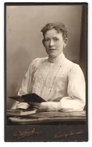 Fotografie H. Wittrock, Hamburg-Hohenfelde, Güntherstr. 73, Portrait charmant blickendes Fräulein mit Buch