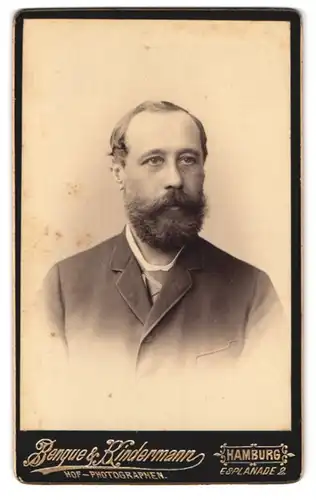 Fotografie Benque & Kindermann, Hamburg, Esplanade 2, Portrait charmanter Herr mit Vollbart im Jackett