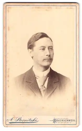 Fotografie A. Sternitzki, Braunschweig, Steinweg 10, Portrait stattlicher junger Mann mit Krawatte im Jackett