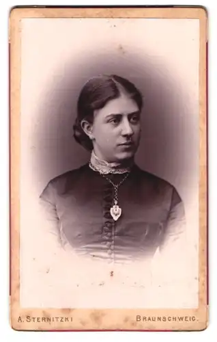 Fotografie A. Sternitzki, Braunschweig, Steinweg 10, Portrait dunkelhaarige Schönheit mit Amulett-Kette