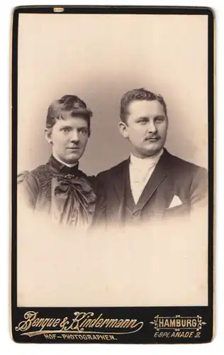 Fotografie Benque & Kindermann, Hamburg, Esplanade 2, Portrait eines elegant gekleideten Paares