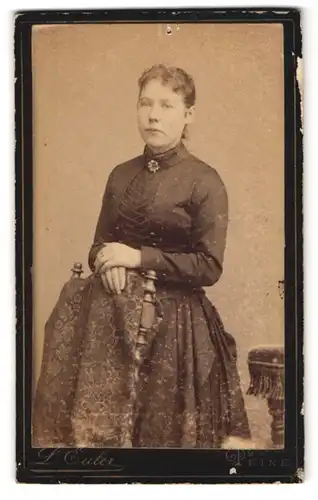 Fotografie L. Euler, Peine, Gröpern 23, Portrait einer elegant gekleideten junge Frau mit Brosche am Kleiderkragen