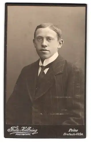 Fotografie Fritz Helbsing, Peine, Breitestr. 33 / 34, Portrait junger Mann im Nadelstreifenjackett