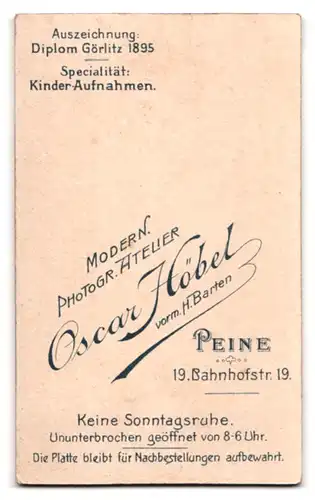 Fotografie Oscar Höbel, Peine, Bahnhofstr. 19, Portrait blondes süsses Mädchen hält ein Buch in der Hand