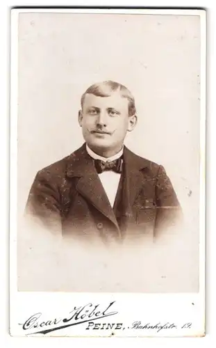 Fotografie Oscar Höbel, Peine, Bahnhofstr. 19, Portrait charmanter blonder Mann im Jackett