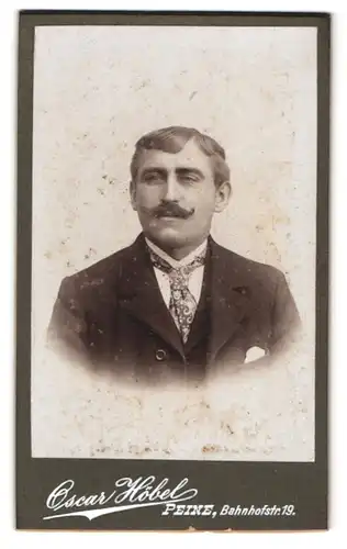 Fotografie Oscar Höbel, Peine, Bahnhofstr. 19, Portrait stattlicher Herr mit Schnurrbart und Krawatte im Jackett