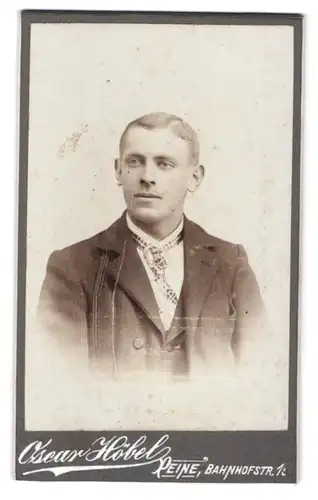 Fotografie Oscar Höbel, Peine, Bahnhofstr. 19, Portrait charmanter junger Mann mit Krawatte im Jackett