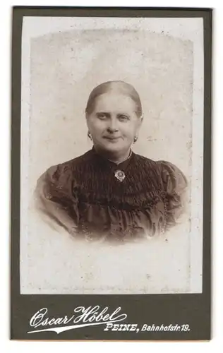 Fotografie Oscar Höbel, Peine, Bahnhofstr. 19, Portrait charmant lächelnde Dame mit Brosche am Kleiderkragen