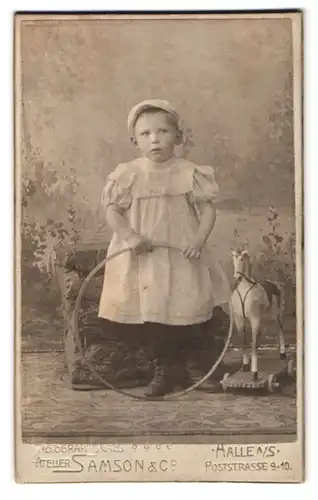 Fotografie Samson & Co., Halle / Saale, Poststr. 9-10, Portrait niedliches Kleinkind mit Reifen und Spielzeug