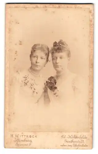 Fotografie H. Wittrock, Hamburg, Speersort 5, Portrait zwei bildschöne junge Frauen in eleganten Kleidern
