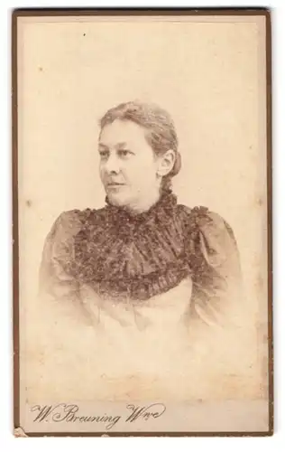 Fotografie W. Breuning, Hamburg, Bergstr. 26, Portrait bildschöne Dame mit Rüschen am Blusenkragen