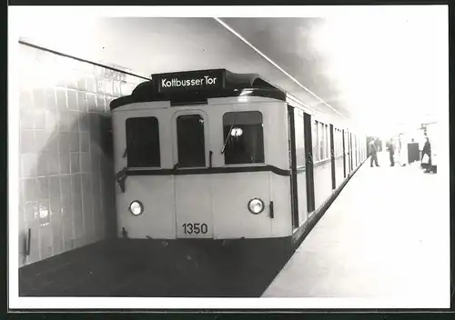 Fotografie unbekannter Fotograf, Ansicht Berlin, Bahnhof Leinestrasse, U-Bahn Triebwagen Nr. 1350