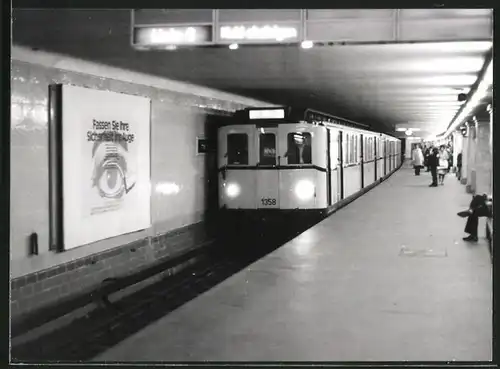 Fotografie unbekannter Fotograf, Ansicht Berlin, Bahnhof Hermannplatz, U-Bahn Triebwagen Nr. 1358