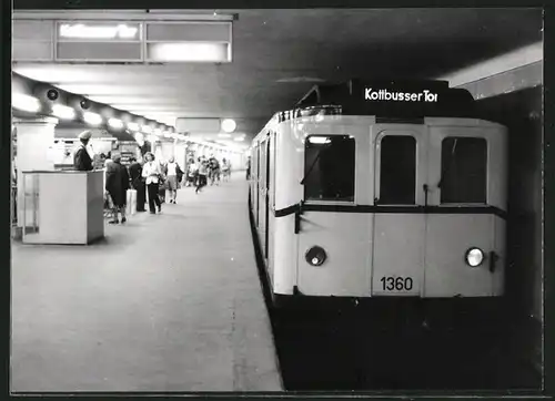 Fotografie unbekannter Fotograf, Ansicht Berlin, Bahnhof Hermannplatz, U-Bahn Triebwagen Nr. 1360