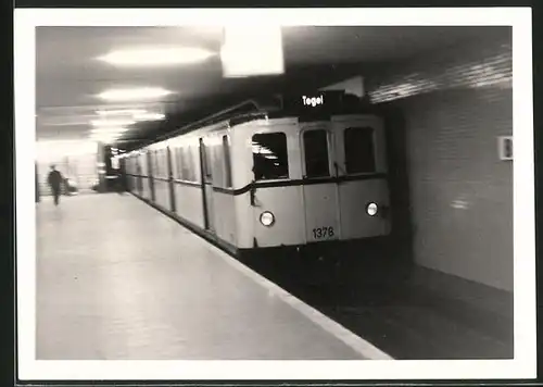 Fotografie unbekannter Fotograf, Ansicht Berlin, Bahnhof Britz-Süd, U-bahn Triebwagen Nr. 1378 Richtung Tegel