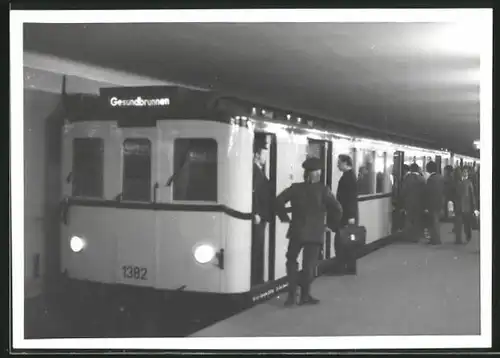 Fotografie U-Bahn Triebwagen Nr. 1382 Richtung Gesundbrunnen im Bahnhof, BVG-Berlin