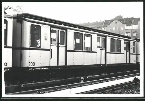Fotografie unbekannter Fotograf, Ansicht Berlin, Betriebshof Seestrasse, U-Bahn Triebwagen Nr. 300
