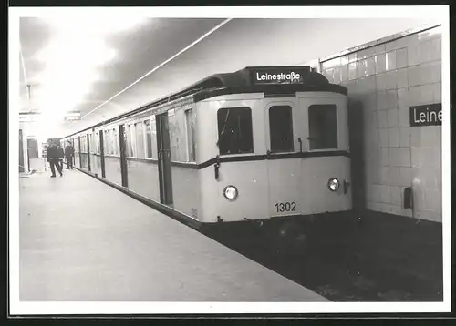 Fotografie unbekannter Fotograf, Ansicht Berlin, BahnhofLeinestrasse, U-Bahn Triebwagen Nr. 1302