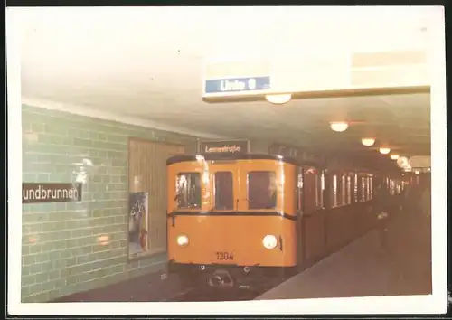 Fotografie unbekannter Fotograf, Ansicht Berlin, Bahnhof Gesundbrunnen, U-Bahn Triebwagen Nr. 1304