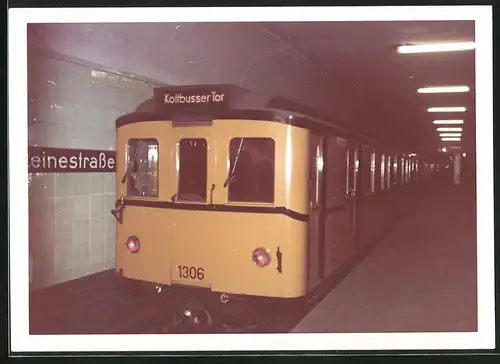 Fotografie unbekannter Fotograf, Ansicht Berlin, Bahnhof Leinestrasse, U-bahn Triebwagen Nr. 1306