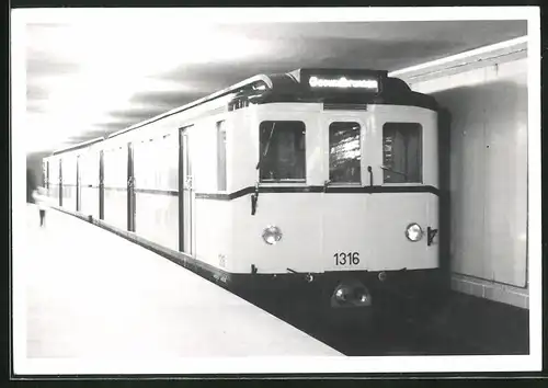 Fotografie unbekannter Fotograf, Ansicht Berlin, Bahnhof Gesundbrunnen, U-Bahn Triebwagen Nr. 1316