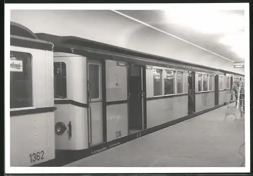 Fotografie unbekannter Fotograf, Ansicht Berlin, Bahnhof Leinestrasse, U-Bahn Triebwagen Nr. 1316