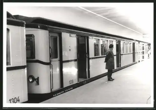 Fotografie unbekannter Fotograf, Ansicht Berlin, Bahnhof Leinestrasse, U-Bahn Triebwagen 1318