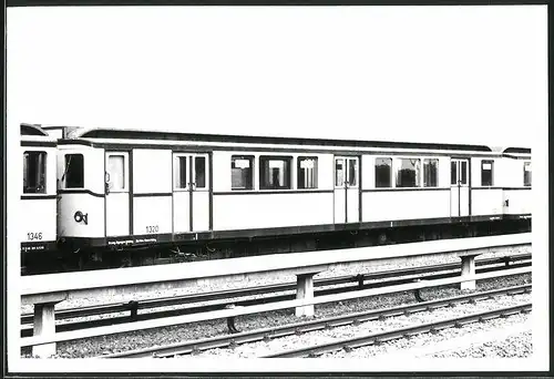 Fotografie unbekannter Fotograf, Ansicht Berlin, Betriebshof Britz, U-Bahn Triebwagen Nr. 1320